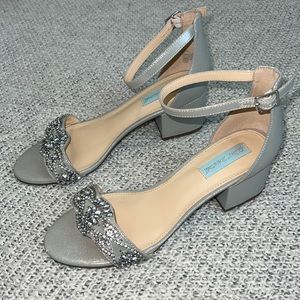 Betsey Johnson Women's Sb-Mel Heeled Sandal Silver Size 9 Wide